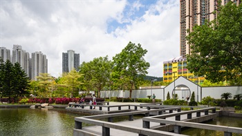 The park adopts a Chinese style with modern interpretations. A moon gate is the popular feature element in a traditional Chinese garden for framing views. Carefully placed rocks and extensive lotus ponds are also included to reflect the Chinese heritage. In response to the present-day townscape of Tseung Kwan O, some modern touches are incorporated into the design, such as the white wall with simplified grey border.